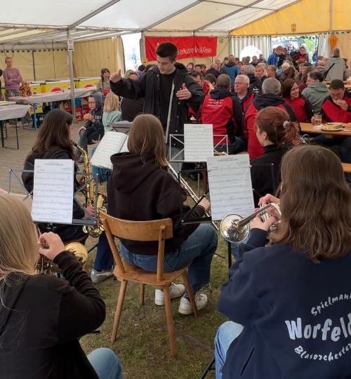 tsg-worfelden-musik-jugendorchester-auftritt-hausgroawefest-quadratisch-1026